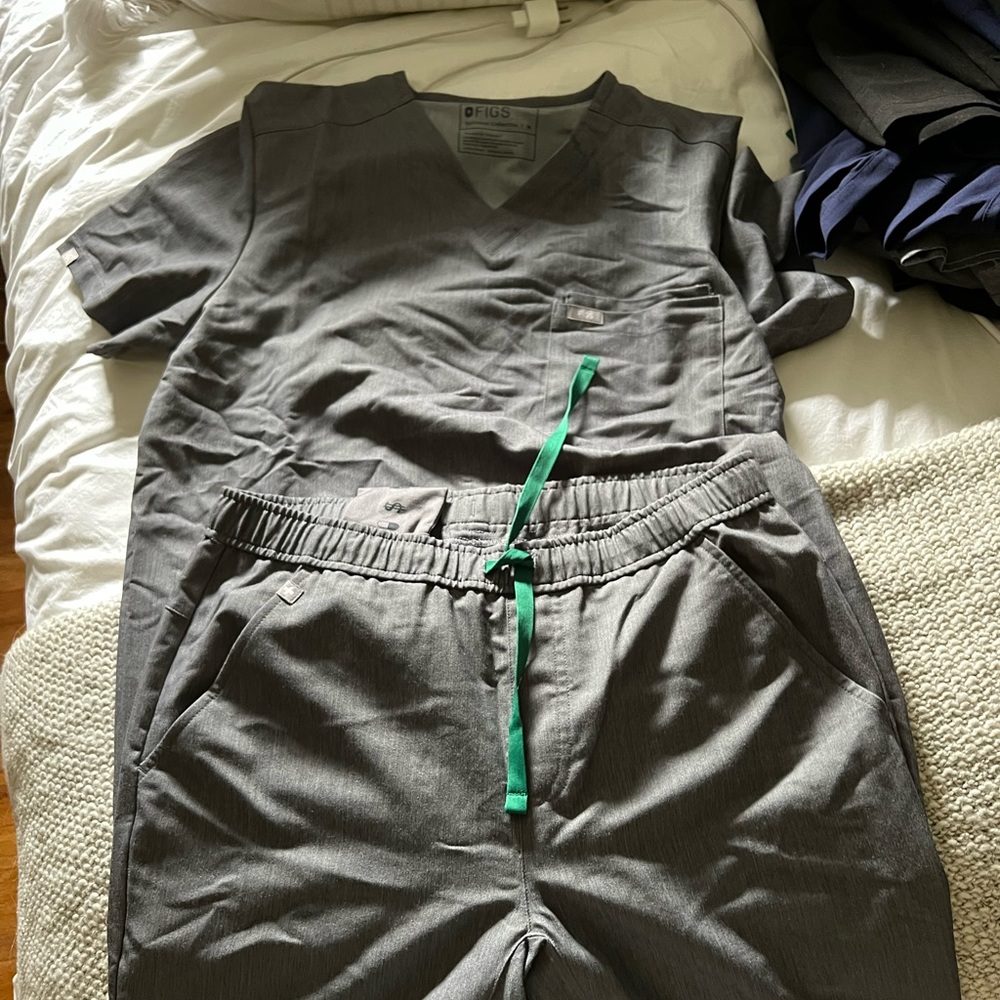 Gently worn mens grey figs joggers and top
